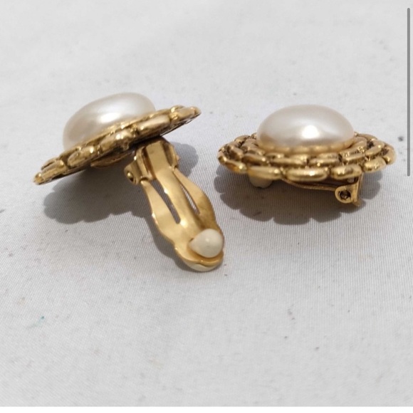 Chanel Gild Interweaved Gold and Pearl Earrings - Picture 4 of 9